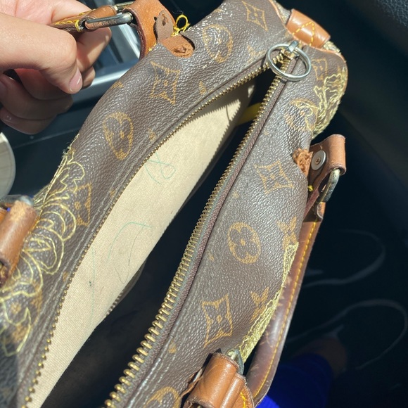 Louis Vuitton
Limited Lace Brown Coated Satchel - Picture 5 of 9